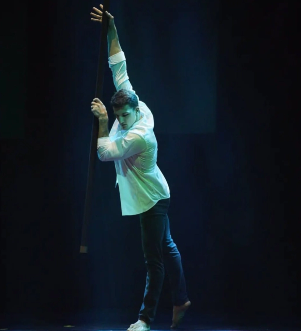 Alessandro si esibisce