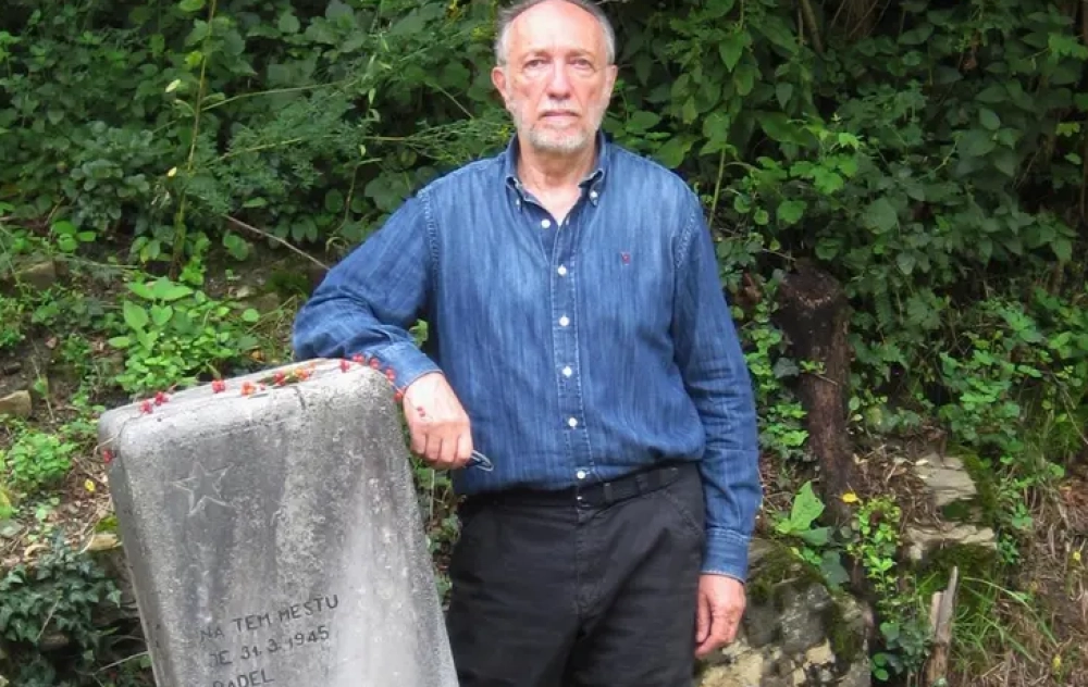 Edek Osser accanto al cippo funerario che ricorda il sacrificio di suo padre Zygmund edek