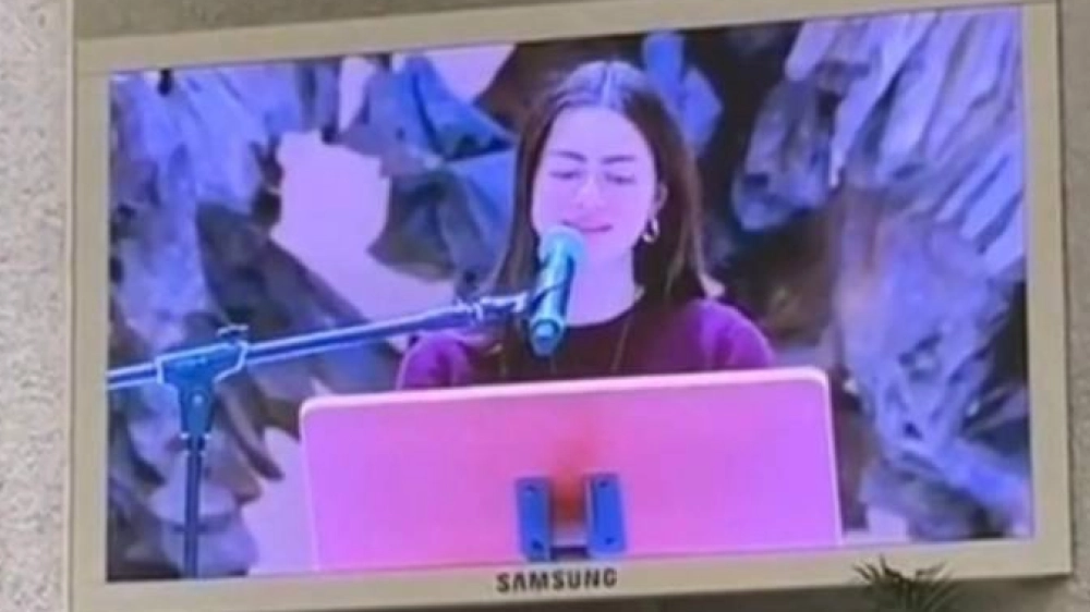 Petra Štrajn bere pismo na avdienci v Rimu